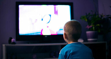 Nawyki związane z oglądaniem telewizji mogą wpływać na zdrowie jamy ustnej