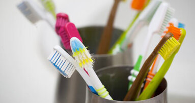 Ricercatori indiani raccomandano la regolare disinfezione dello spazzolino
