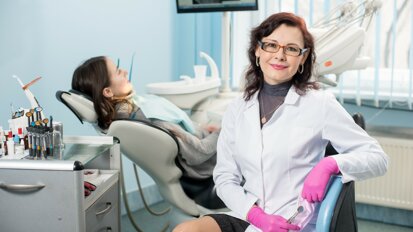 Dentista è donna. Numeri e prospettive della professione a Chia al Congresso Internazionale AIO
