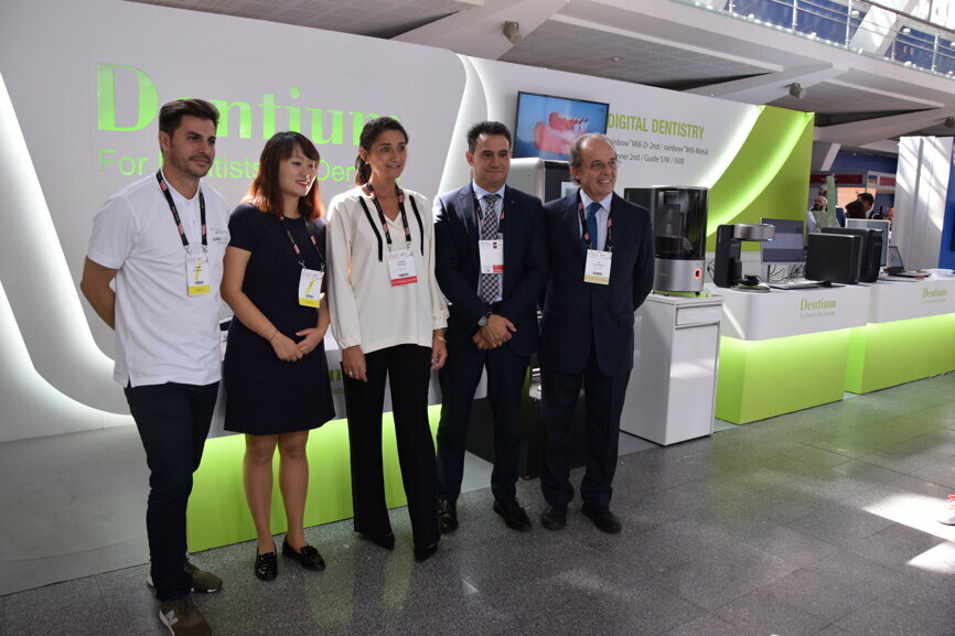Dr Susana Noronha (middle) and Dr Gil Alcoforado (right), EAO 2019 co-chair and chair, respectively, with EAO exhibitors. (Photograph: DTI)