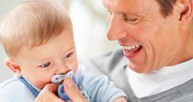 Saliva dos pais no bico das chupetas pode reduzir o risco de alergia nas crianças