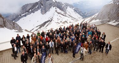 Implantologie und festliche Stimmung in den Schweizer Bergen