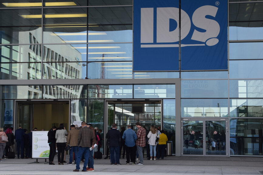 Visitors are queuing up to get admitted to IDS 2021. (Image: Dental Tribune International) 