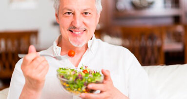 Una corretta alimentazione può ridurre il rischio di carie radicolari negli uomini anziani