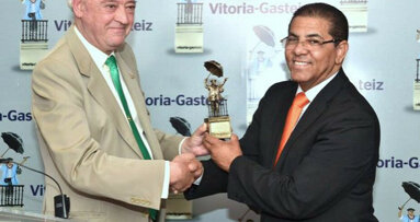 El Dr. Adolfo Rodríguez recibe el premio Celedón de Oro