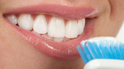 Hygiène dentaire : 2 brossages, un chewing-gum et une brosse à dents  électrique - Sciences et Avenir