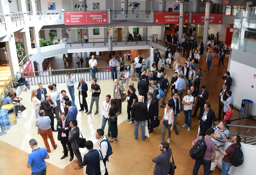 Attendees lining up in front of the auditorium for the last session on Saturday. (Photograph: Franziska Beier, DTI)