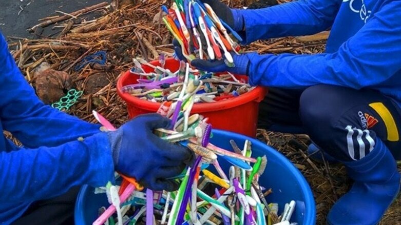 El cepillo de dientes de plástico y la contaminación del planeta
