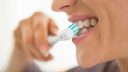 Design da cabeça das escovas de dente é determinante no crescimento de bactérias