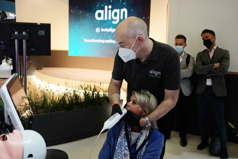 A press event on the opening day of IDS 2021 included a live demonstration of the iTero Element 5D scanner, complete with the newly released iTero Workflow 2.0 software. (Image: Dental Tribune International)