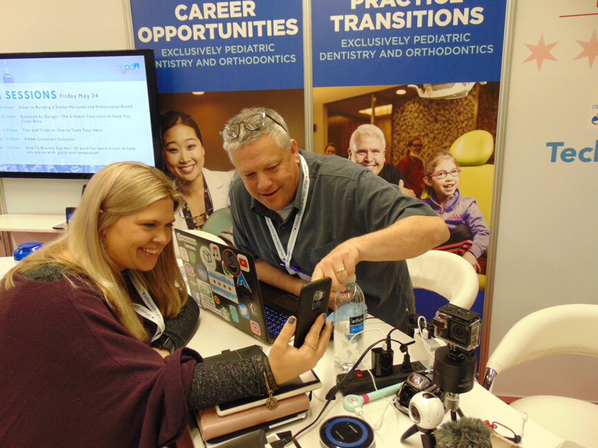 You san select from a wide variety of educational tech sessions at the AAPD Tech Bar, where Alexandra DeWald, left, and Keith Johnston are totally tech’d up! (Photo by Fred Michmershuizen/Dental Tribune America)