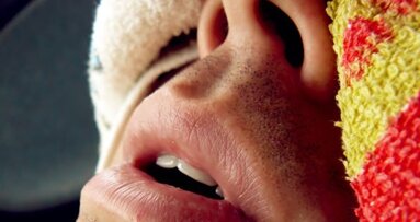 Spanie z otwartymi ustami szkodzi zębom
