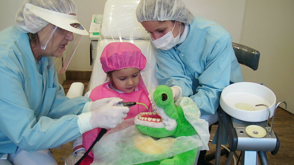 El flúor en los niños - Una madre en el dentista