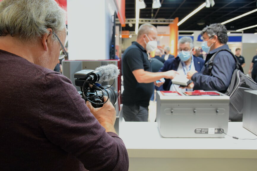 A filming team at the SprintRay booth captures the company’s time at IDS 2021. (Image: Dental Tribune International)