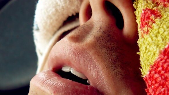 Spanie z otwartymi ustami szkodzi zębom