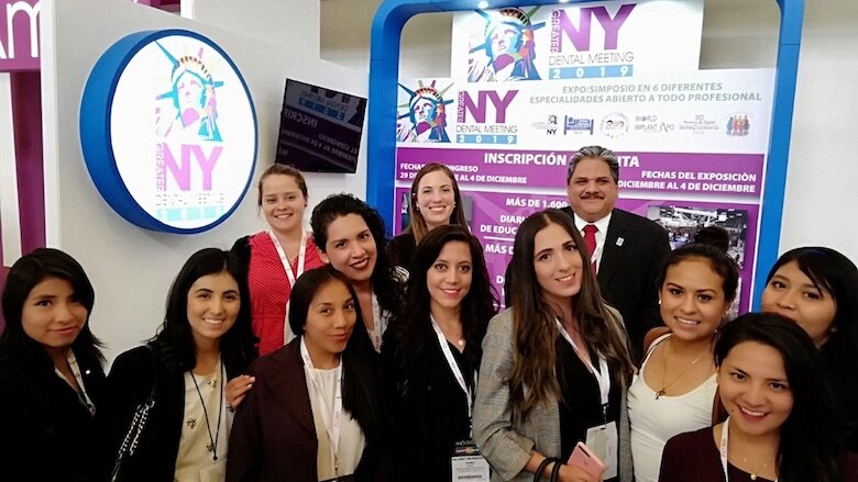El Presidente del Greater New York Dental Meeting, Dr. Lauro Medrano Saldaña, con un grupo de estudiantes a quienes invitó a asistir al congreso, que se celebra del 29 de noviembre al 4 de diciembre.