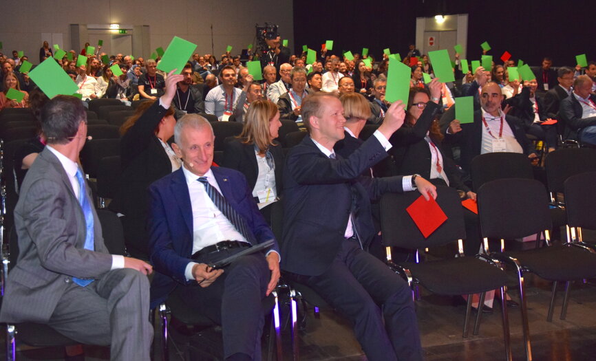 A voting system using green and red cards, allowed the audience to actively engage in the discussion and voice their opinion on certain questions such as: “Could you imagine to go fully digital in your practice?” (Photograph: Monique Mehler, DTI)