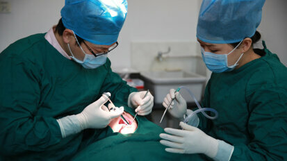 Bệnh nhân Trung Quốc tiết kiệm 50% khi điều trị cấy ghép nha khoa
