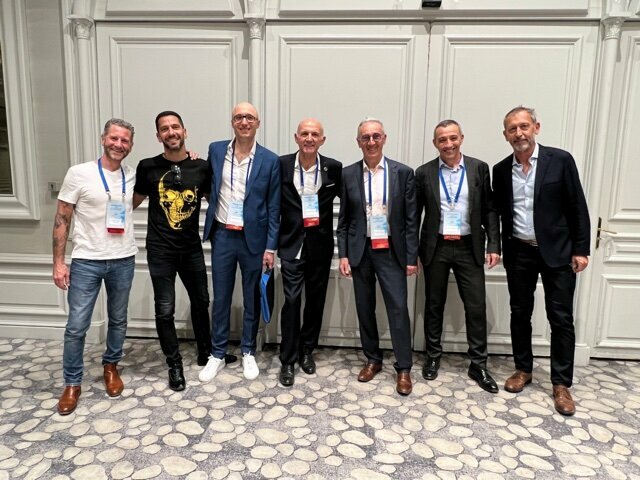 De gauche à droite, les Drs Mathieu Chautard, Sepehr Zarrine, Pierre Keller, Renaud Petitbois, Jacques Vermeulen, Jean Richelme et Laurent Sers. (Photo : Dr Pascal Klopp)