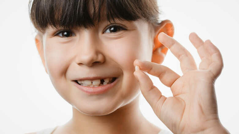 Większość dzieci pozytywnie postrzega utratę pierwszego zęba