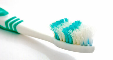 Seltener Bürstenwechsel kann Zahngesundheit beeinträchtigen