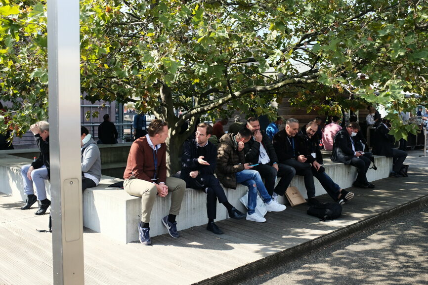 Discussions taking place on the boulevard in the open air. (Image: Dental Tribune International)