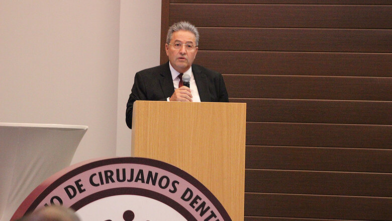 El Dr. Rafael Porras, presidente del Colegio de Cirujanos Dentistas, durante la inauguración de la 14 edición del Congreso Dental Internacional.