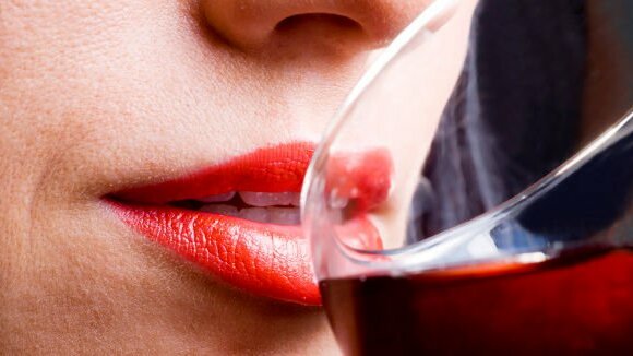 Wijn beschadigt tanden sneller dan gedacht