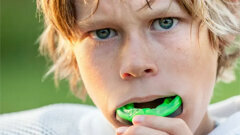 Raziskovalci nudijo boljši pregled pri izbiri športnih ščitnikov za usta