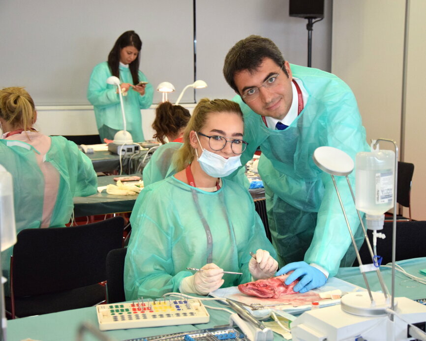 Dr Ferruccio Torsello assisted an attendee of the “My first implant: GBR” workshop. (Photograph: Franziska Beier, DTI)