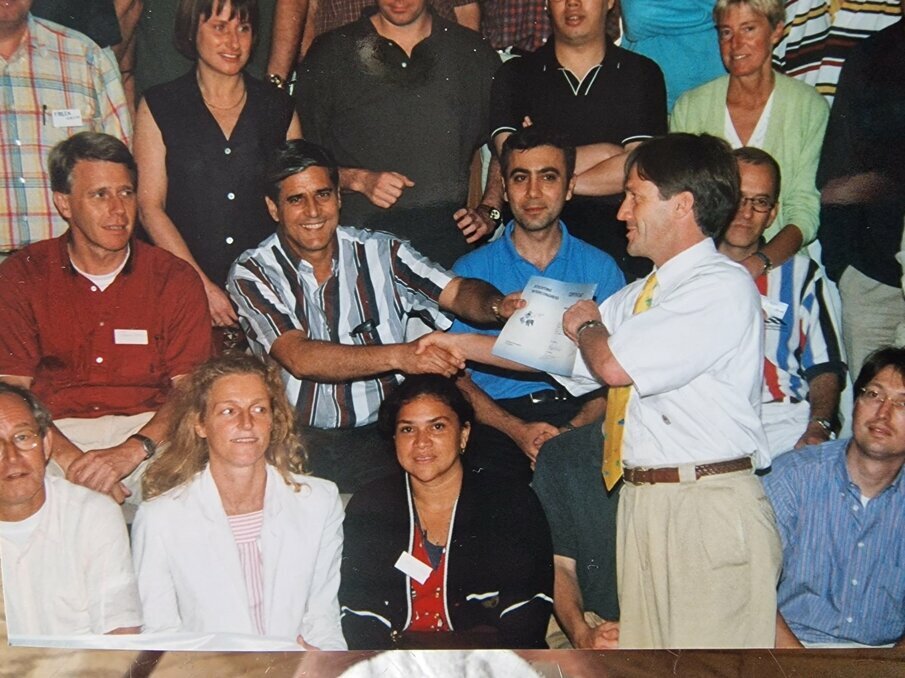 Diplomauitreiking door Eric van Heeswijk aan een Cubaanse tandarts in 1998.