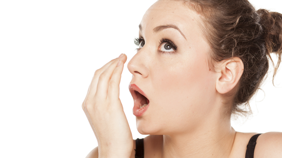 Mundgeruch: Hilft ein Glas Wasser bei schlechtem Atem?