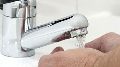 Experte berät zum Thema Wasserhygiene