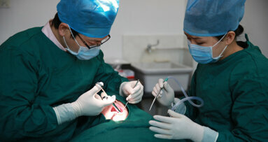 Bệnh nhân Trung Quốc tiết kiệm 50% khi điều trị cấy ghép nha khoa