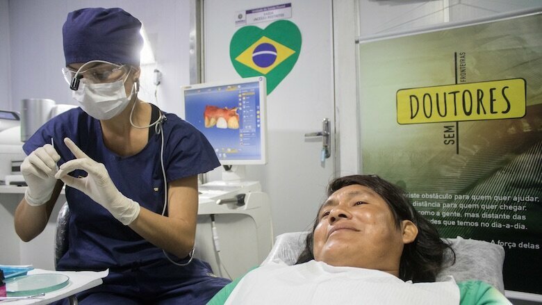 Figura 1. Cientos de pacientes fueron tratados con restauraciones CEREC en el medio del Amazonas.
