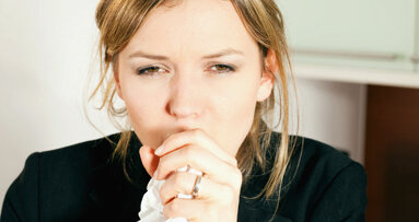Lors d’une quinte de toux, une femme anglaise crache une tumeur de la gorge