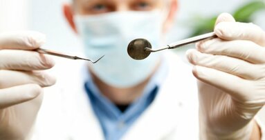Dentista suspenso devido a tratamento de baixa qualidade e comportamento inadequado