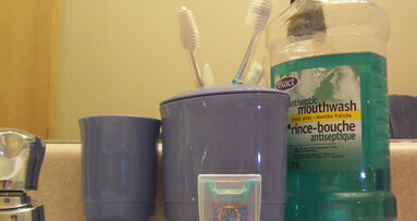 歯磨きとフロス、どちらを先にすべきか？