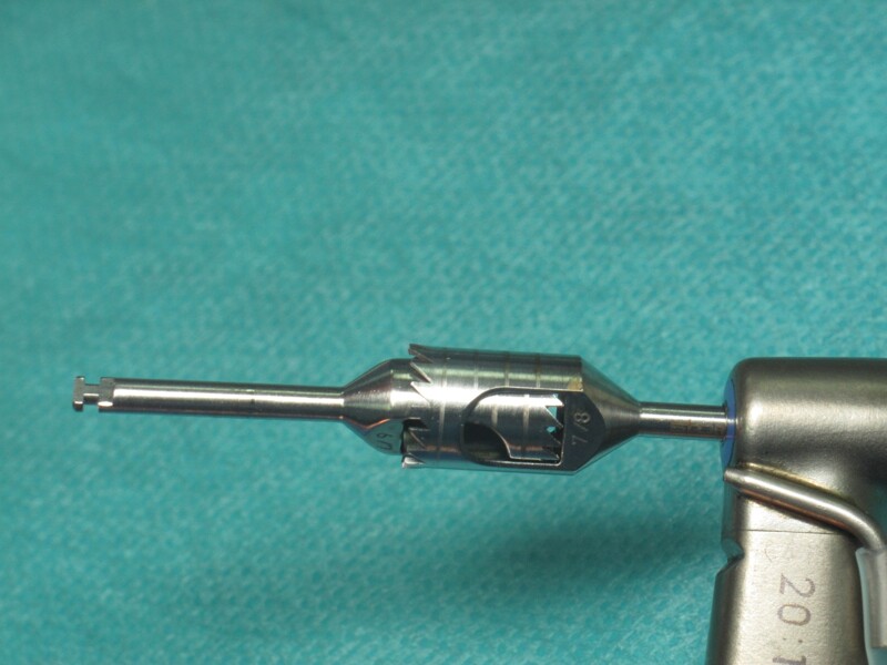 Fig. 5 : Un trépan de diamètre supérieur pour le prélèvement osseux. 