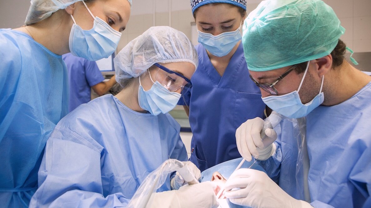 Prácticas sobre pacientes en Máster Internacional de Implantología