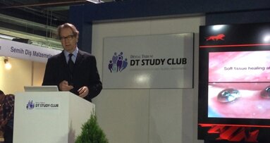 Dr Robert Fromental a tenu une conférence sur le podium du DT Study Club, pendant le congrès de la FDI à Istanbul