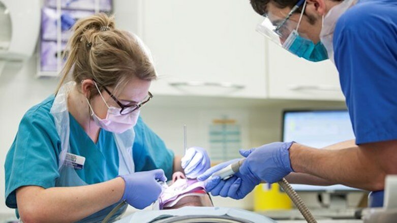 University successfully integrates teaching of hygiene therapists with dentists
