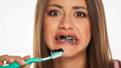 Zubní lékaři varují před používáním zubních past s obsahem uhlí