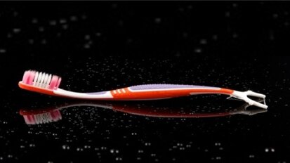 US company launches innovative toothbrush–flossing aid