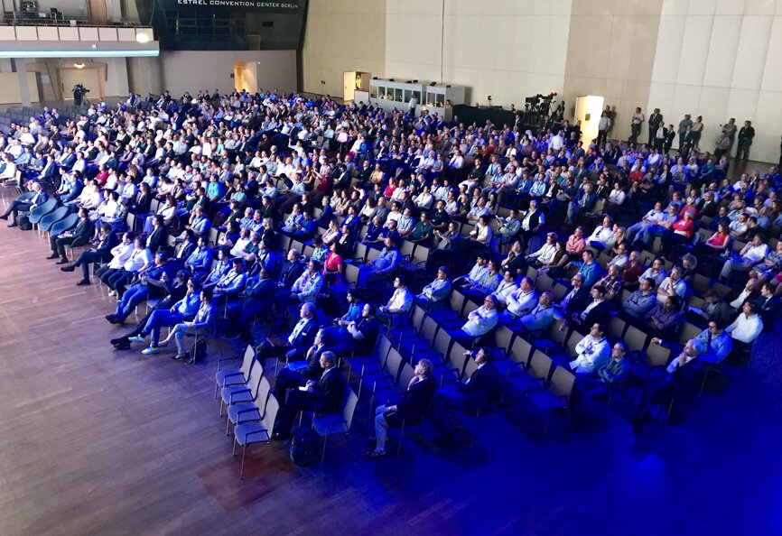 Rund 1000 Teilnehmer informieren sich auf dem Kongress über neue Produkte des Herstellers Dentsply Sirona Implants. © DTI  