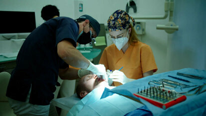 Paciente recebe implante dentário sob auto-hipnose: “Foi fácil desligar a dor”