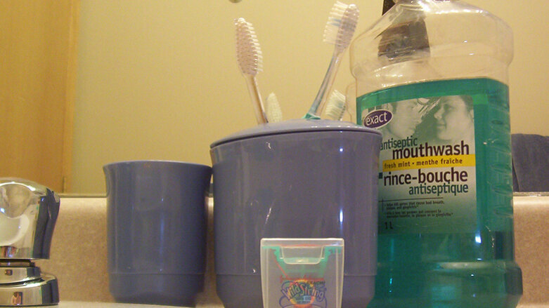 歯磨きとフロス、どちらを先にすべきか？