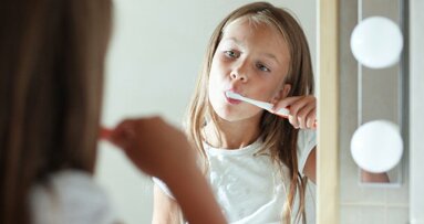 Número crescente de adolescentes europeus escova os dentes duas vezes por dia