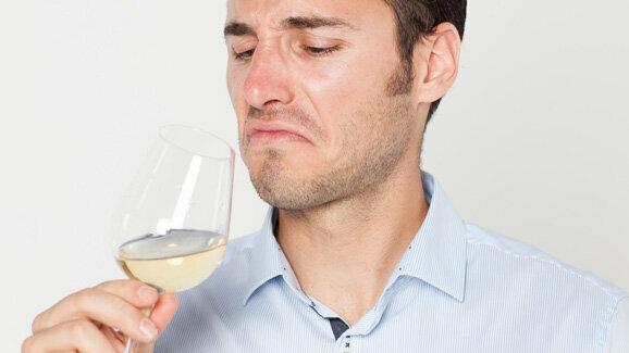 Weinsäure greift Zahnschmelz an