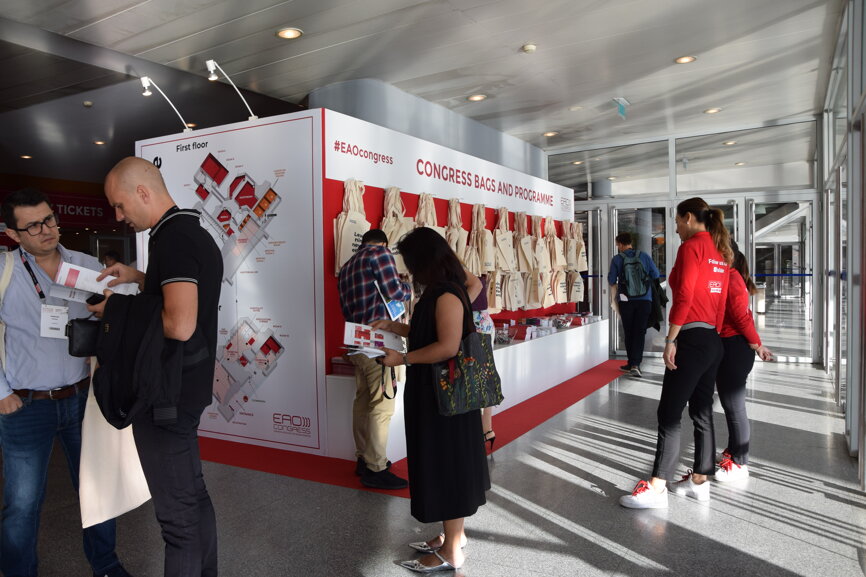 At the information point, attendees can find congress bags and information about the EAO congress programme. (Photograph: DTI)